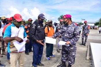 Gandeng Puskesmas Mariat, TNI AL Kembali Gelar Serbuan Vaksinasi Kepada Masyarakat Maritim 